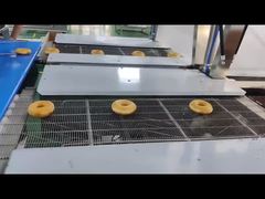 ドーナツは底にだけチョコレートコーティングを施してください